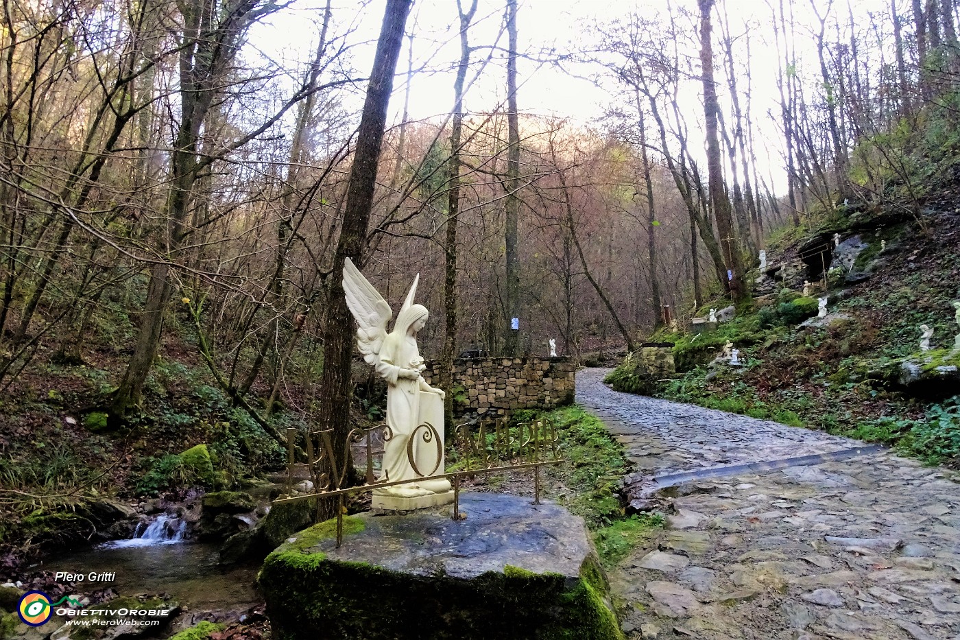 33 Un bianco angelo alato annuncia la Grotta della Madonna di Lourdes.JPG